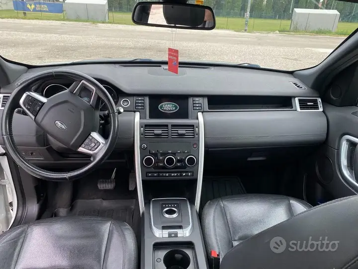 Land Rover Discovery Sport 2017 photo 2