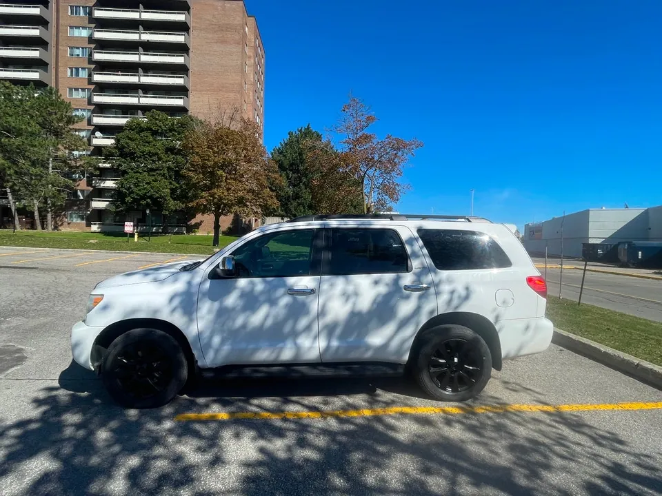 Toyota Sequoia 2012 photo 3