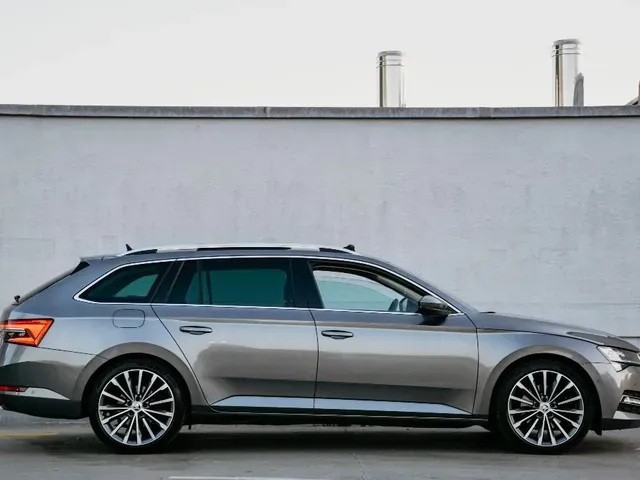 Skoda Superb Combi 2022 photo 4