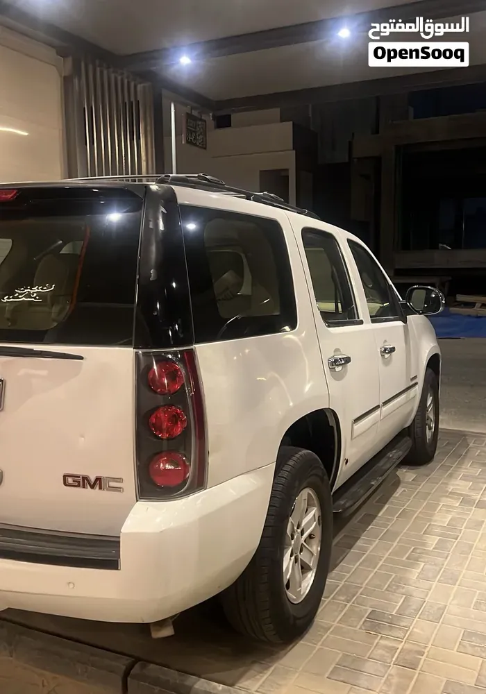 GMC Yukon 2011 photo 2
