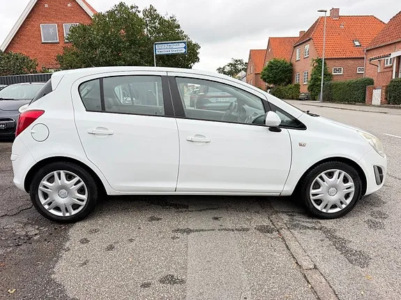 Opel Corsa 2011 photo 2