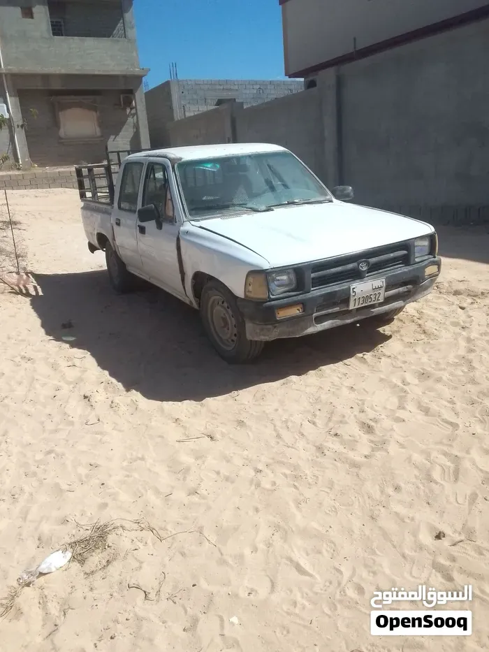 Toyota Hilux 1996 photo 2