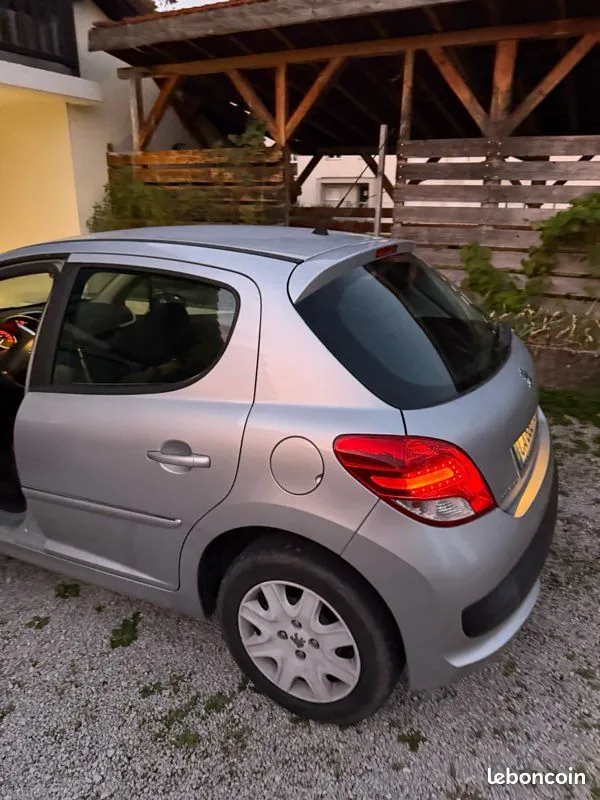 Peugeot 207 2012 photo 3