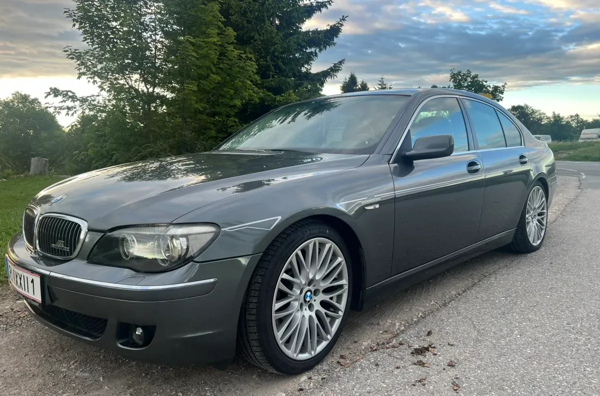 BMW 7 Series 2005 photo 2