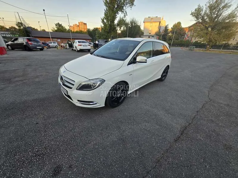 Mercedes-Benz B 180 2012 photo 3