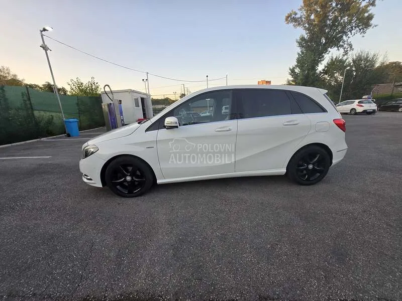 Mercedes-Benz B 180 2012 photo 4