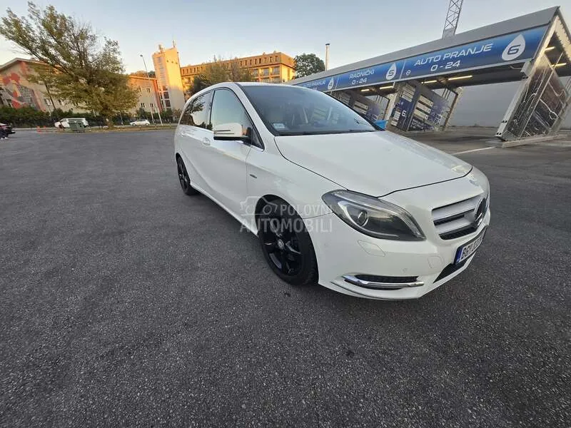 Mercedes-Benz B 180 2012 photo 2