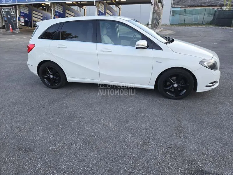 Mercedes-Benz B 180 2012 photo 5