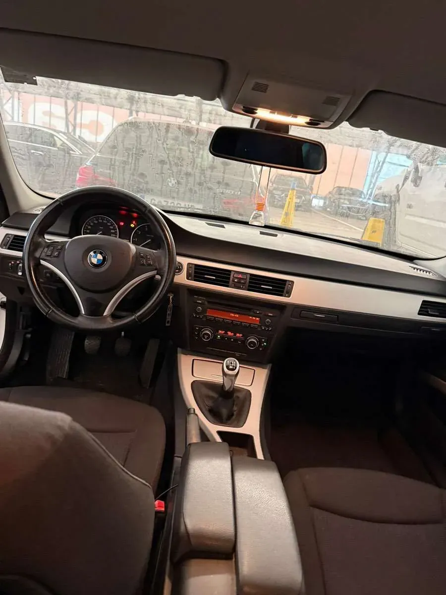 BMW 3 Series 2009 photo 2
