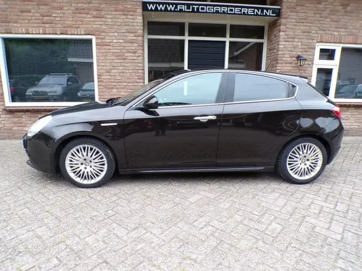 Alfa Romeo Giulietta 2011 photo 2