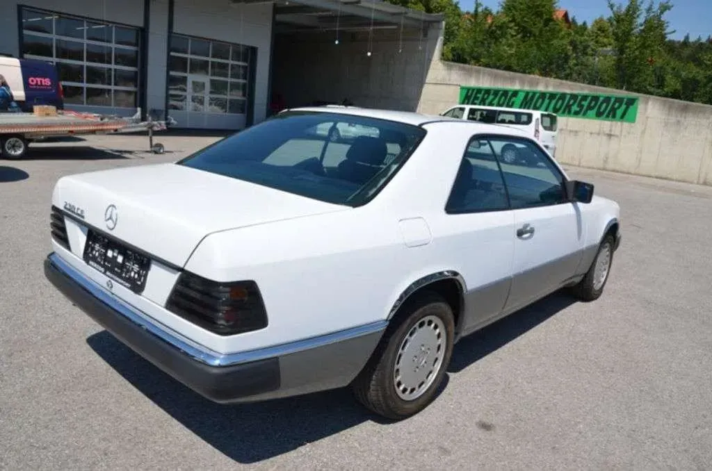 Mercedes-Benz E-Class 1987 photo 3