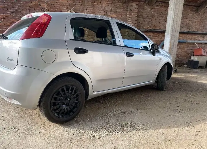 Fiat Grande Punto 2012 photo 2