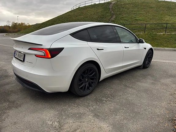 Tesla Model 3 2024 photo 3