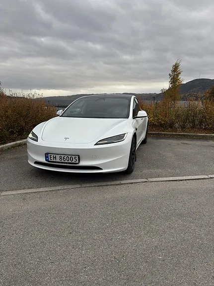 Tesla Model 3 2024 photo 2