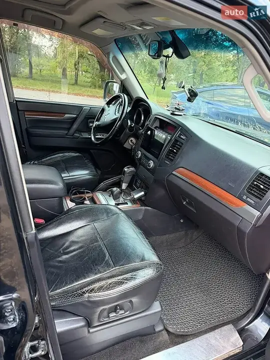 Mitsubishi Pajero Wagon 2008 photo 2