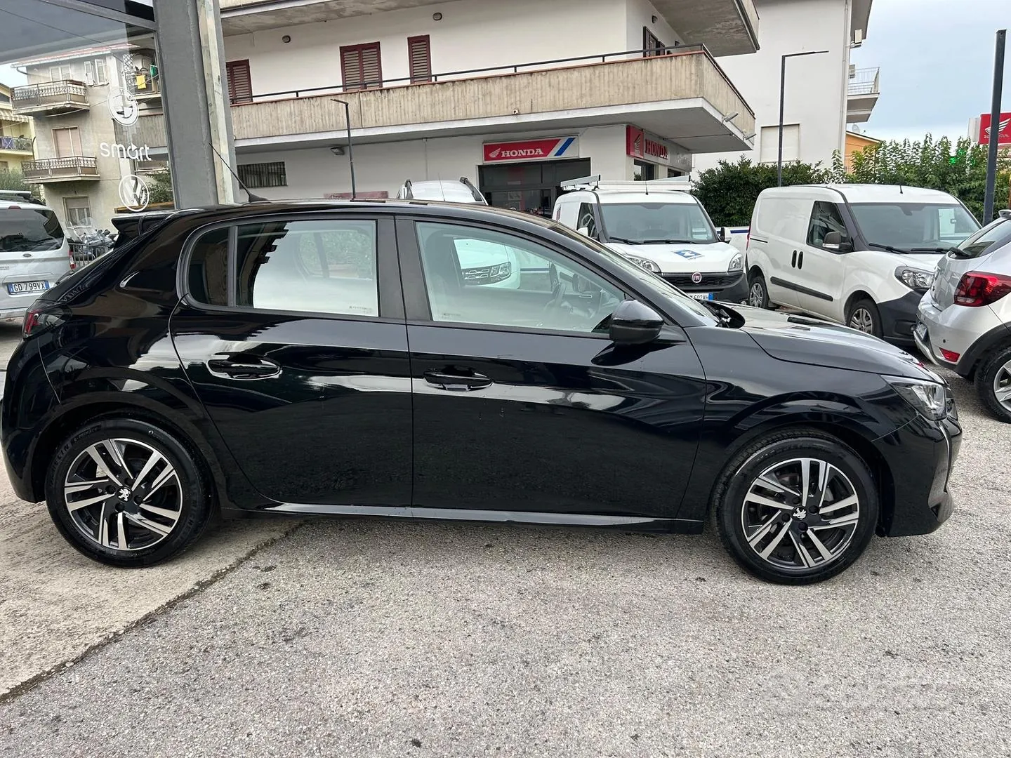 Peugeot 208 2023 photo 3