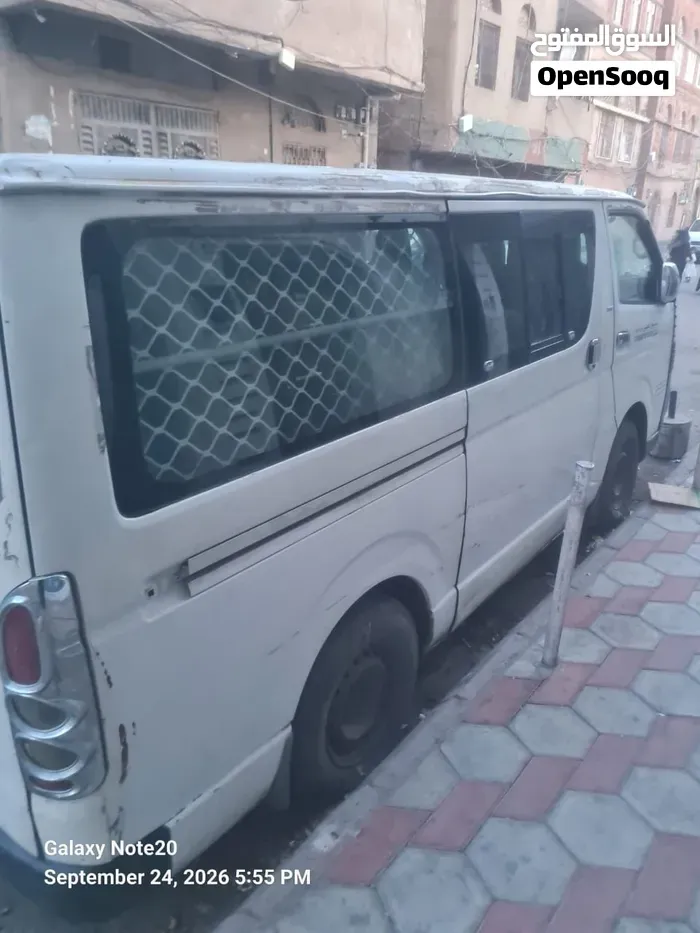 Toyota Hiace 2009 photo 2