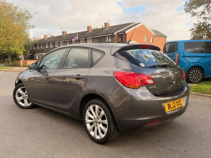 Vauxhall Astra 2012 photo 2