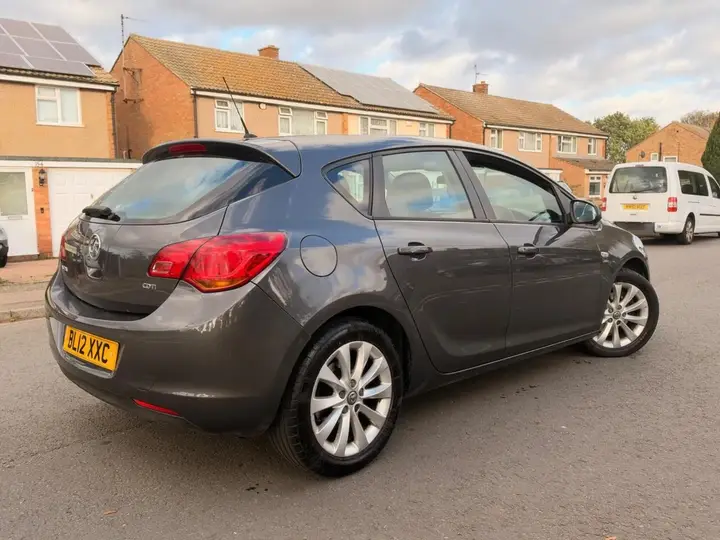 Vauxhall Astra 2012 photo 4