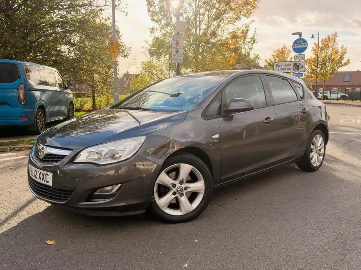 Vauxhall Astra 2012 photo 3
