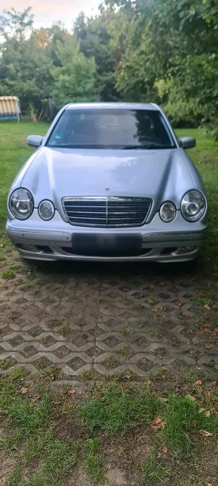 Mercedes-Benz E200