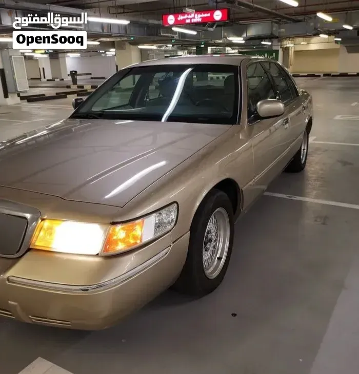 Ford Crown Victoria 2000 photo 2