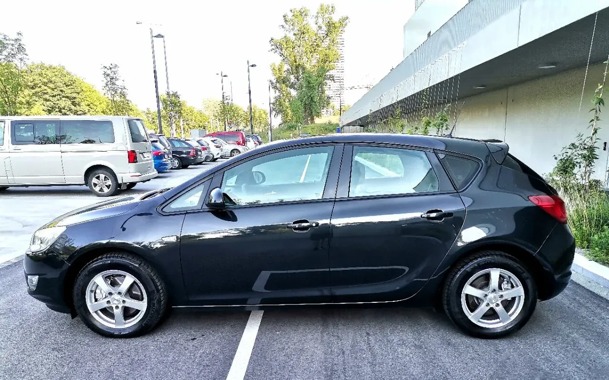 Opel Astra 2013 photo 2