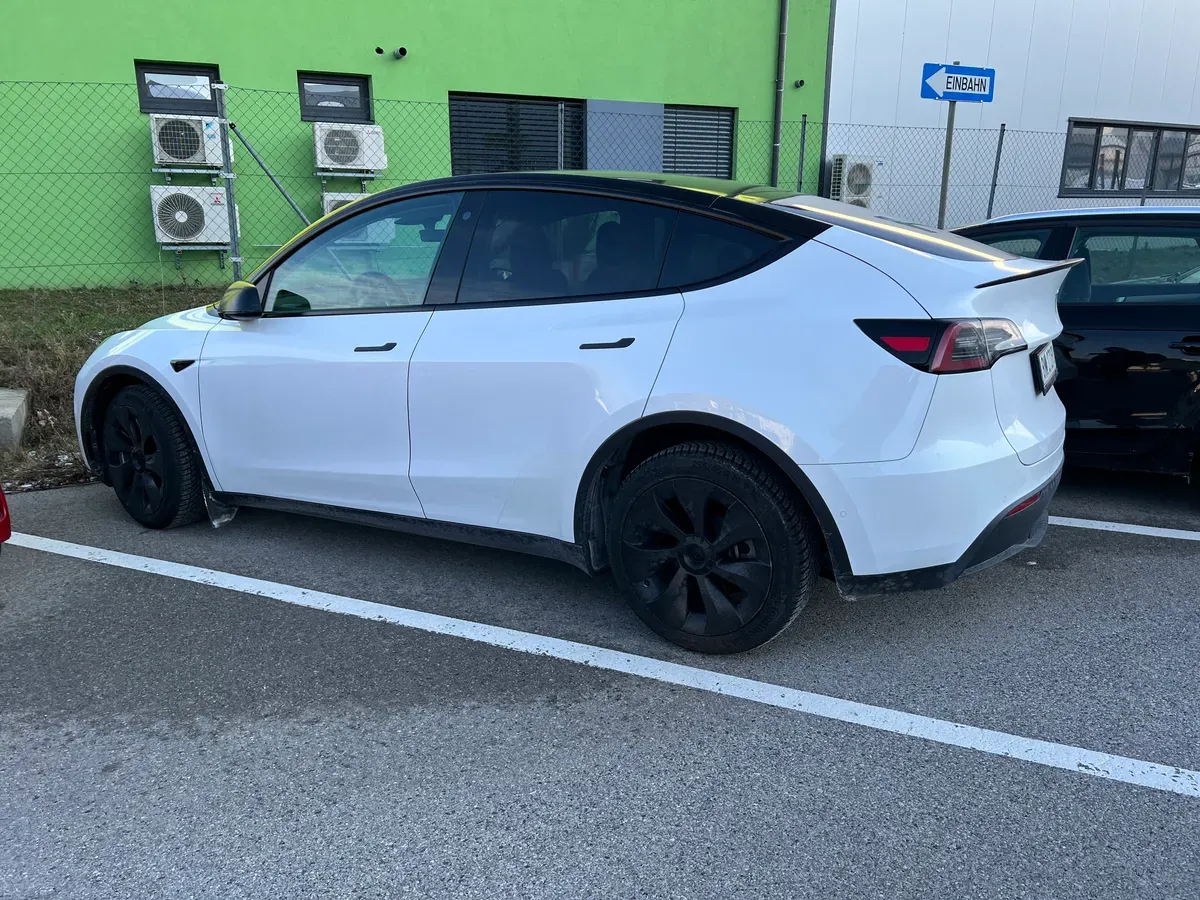 Tesla Model Y 2022 photo 2
