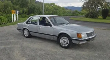 Holden Commodore 1983 photo 2