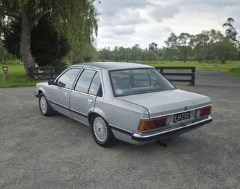Holden Commodore 1983 photo 4