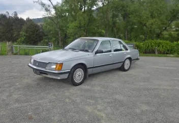 Holden Commodore 1983 photo 3