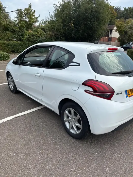 Peugeot 208 2015 photo 3