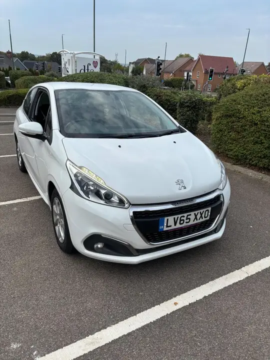 Peugeot 208 2015 photo 2