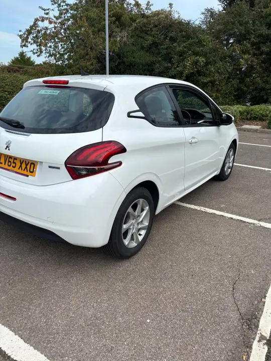 Peugeot 208 2015 photo 5