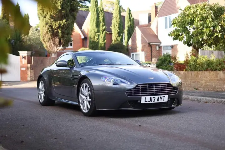 Aston Martin Vantage 2013 photo 4