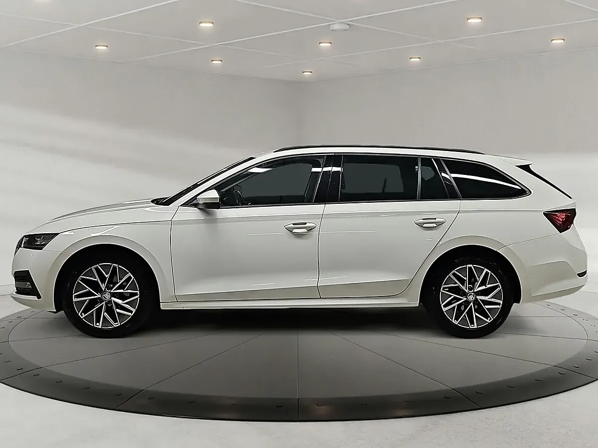 Skoda Octavia 2023 photo 2
