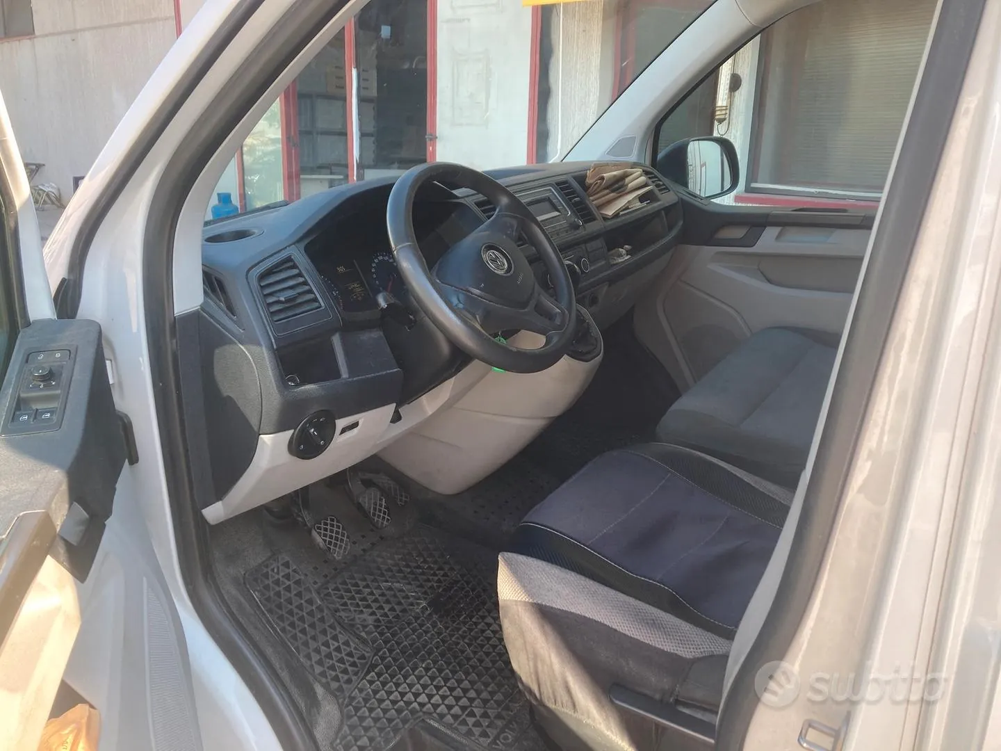 Volkswagen Transporter 2018 photo 2