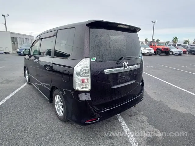 Toyota Voxy Zs 2013 photo 3