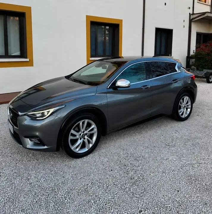 Infiniti Q30