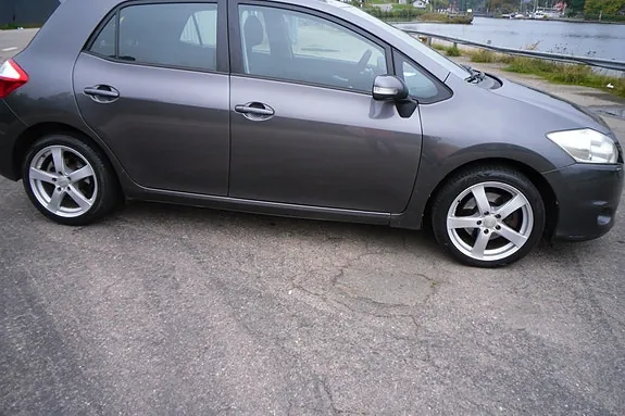Toyota Auris 2010 photo 2