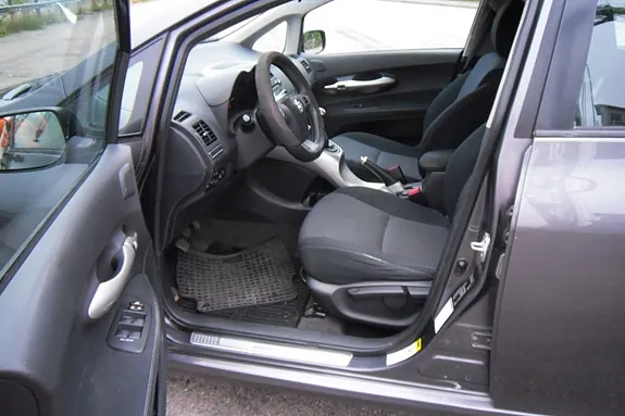 Toyota Auris 2010 photo 3