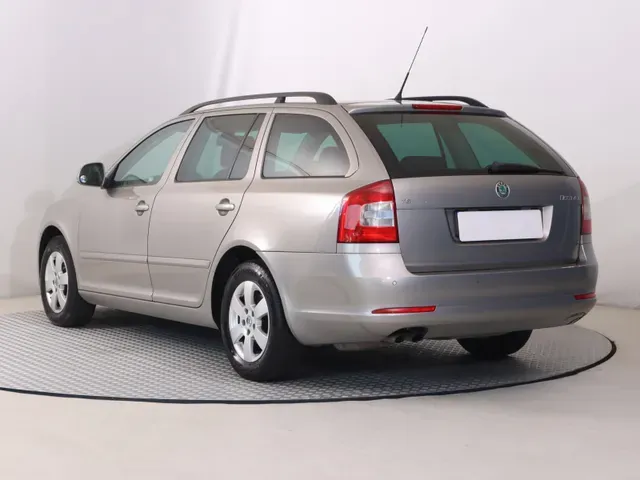 Skoda Octavia Combi 2010 photo 3
