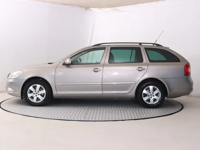 Skoda Octavia Combi 2010 photo 2