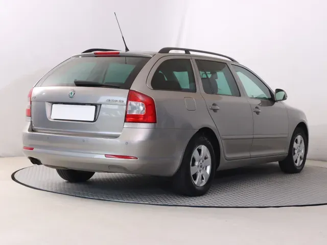 Skoda Octavia Combi 2010 photo 4