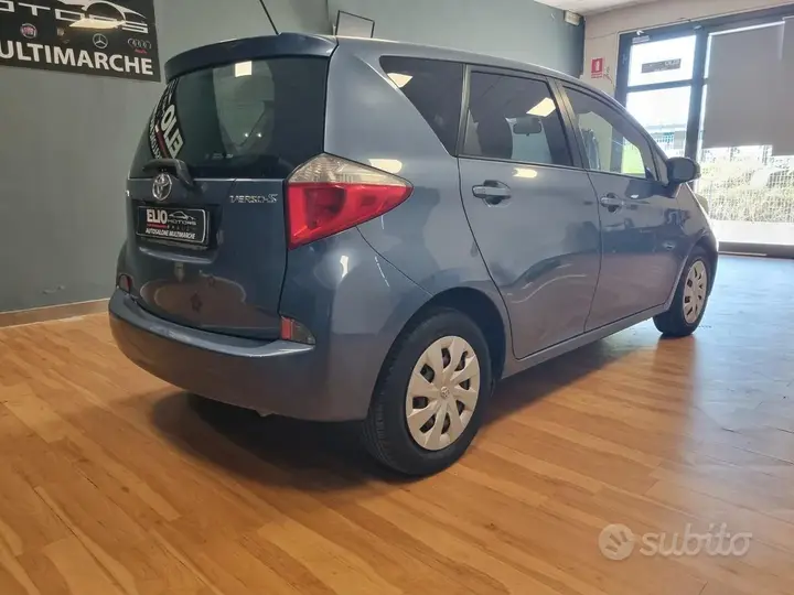 Toyota Verso-S 2013 photo 2