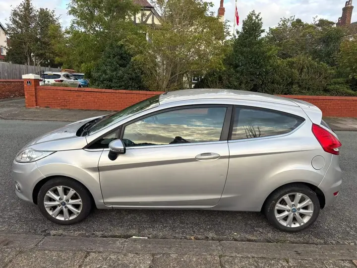 Ford Fiesta 2010 photo 2