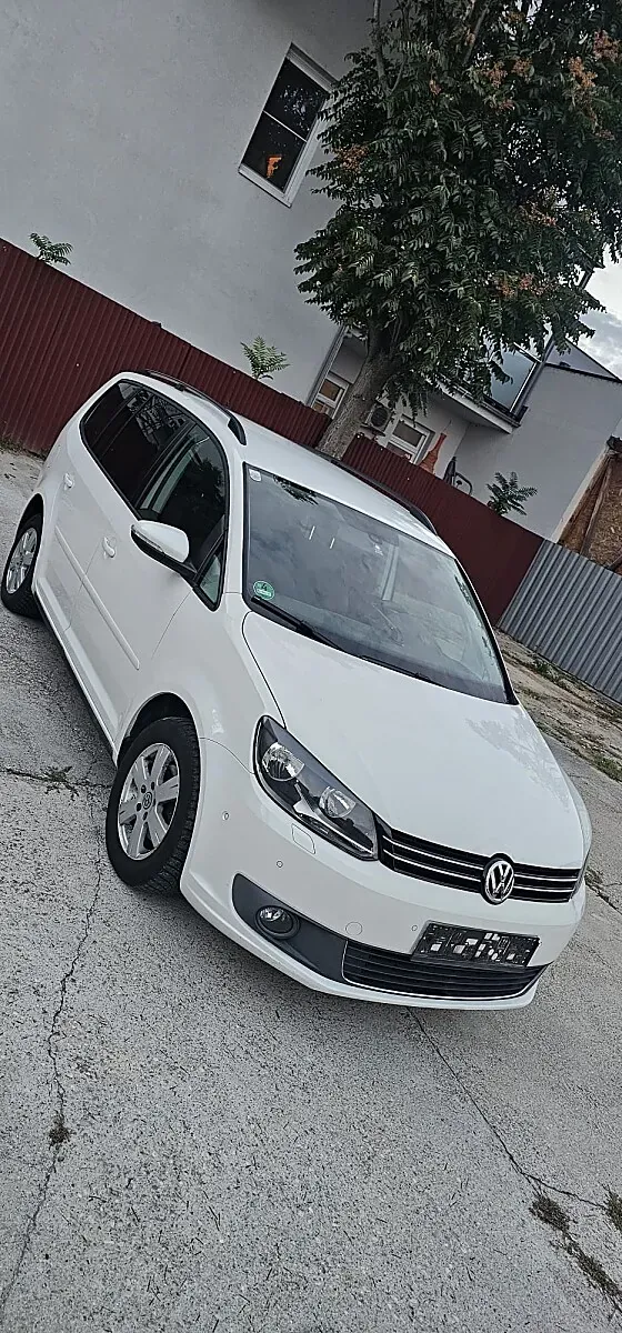 Volkswagen Touran 2012 photo 2
