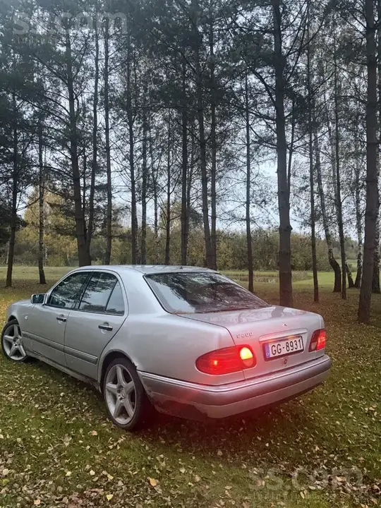 Mercedes-Benz E200 1999 photo 2