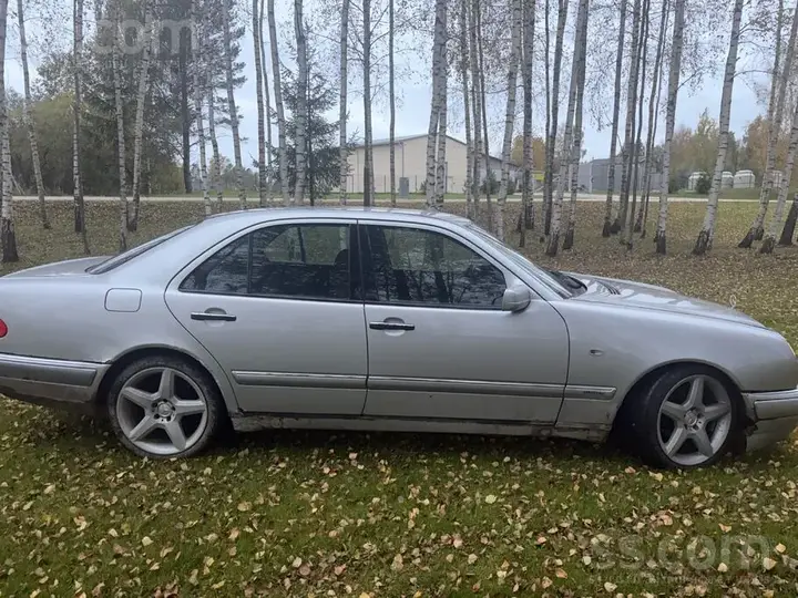 Mercedes-Benz E200 1999 photo 4