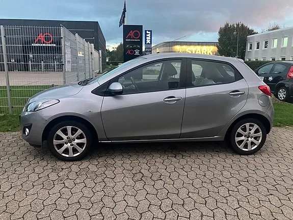 Mazda 2 2012 photo 2